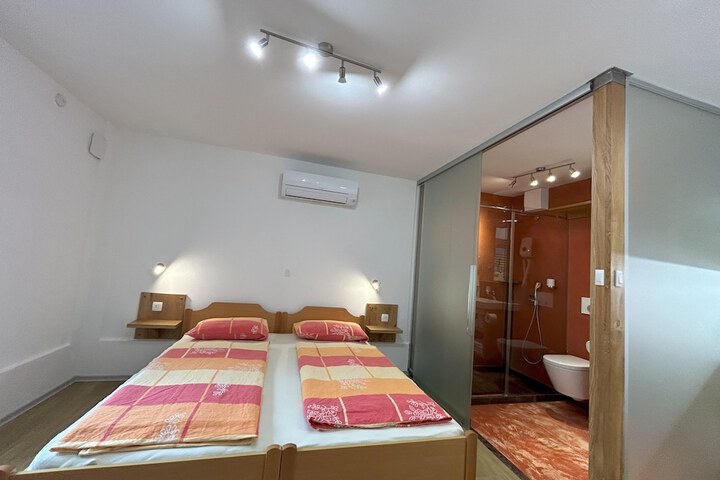 Room 5 of 74