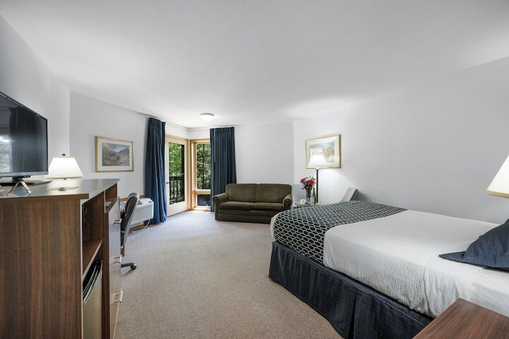 2 Queen Beds Partial Lake View (6 of 9)