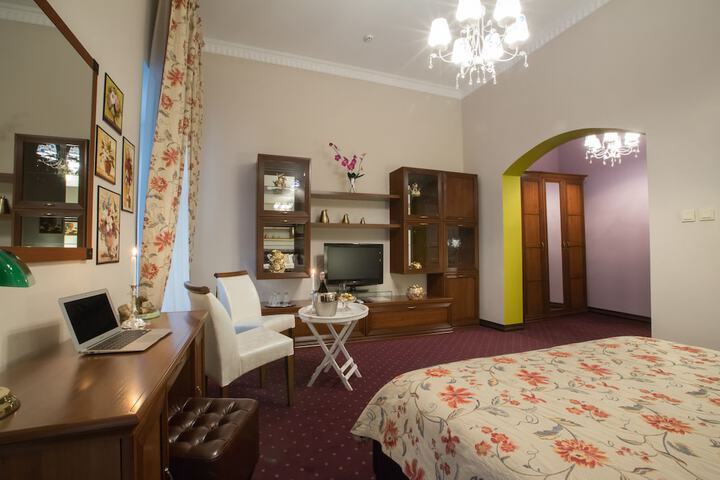 Room 11 of 37