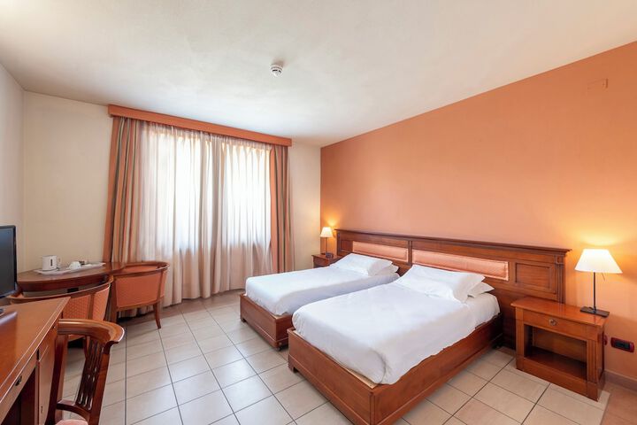 Room 6 of 35