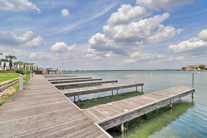 Lake LBJ Condo w / Balcony & Shared Boat Docks