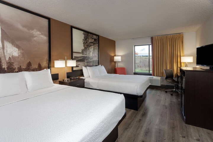 1 Queen Bed (8 of 15)