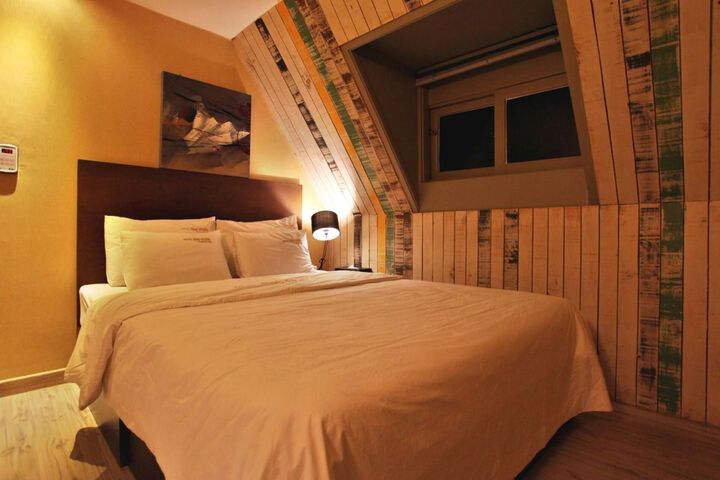 Room 28 of 32