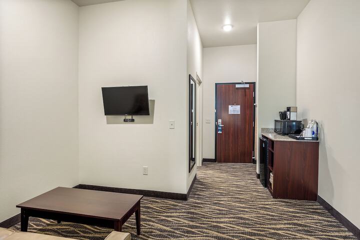 Studio Accessible King Size Bed (16 of 20)