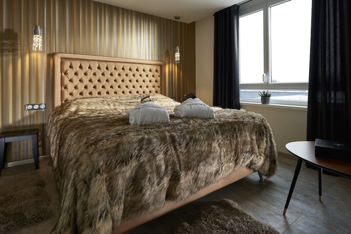 Room 6 of 93