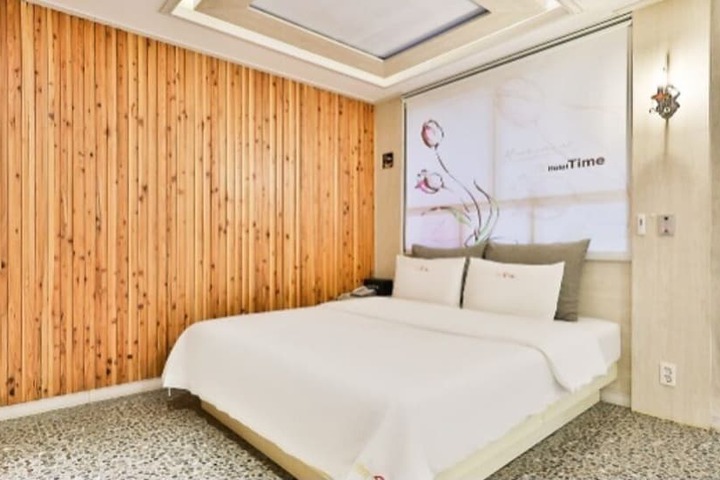 Room 14 of 100
