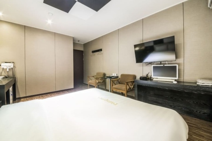 Room 17 of 39