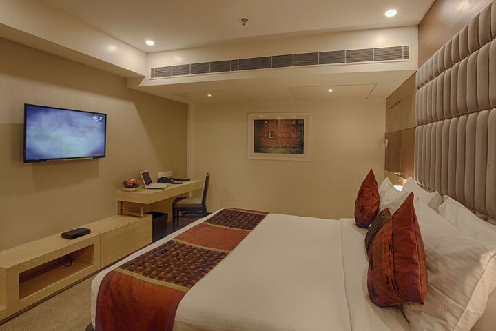 Room 7 of 33