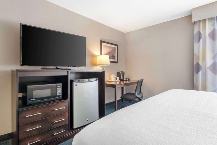 1 King Bed Microwave and Refrigerator Full Breakfast (3 of 15)
