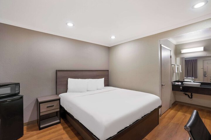 1 King Bed (4 of 8)
