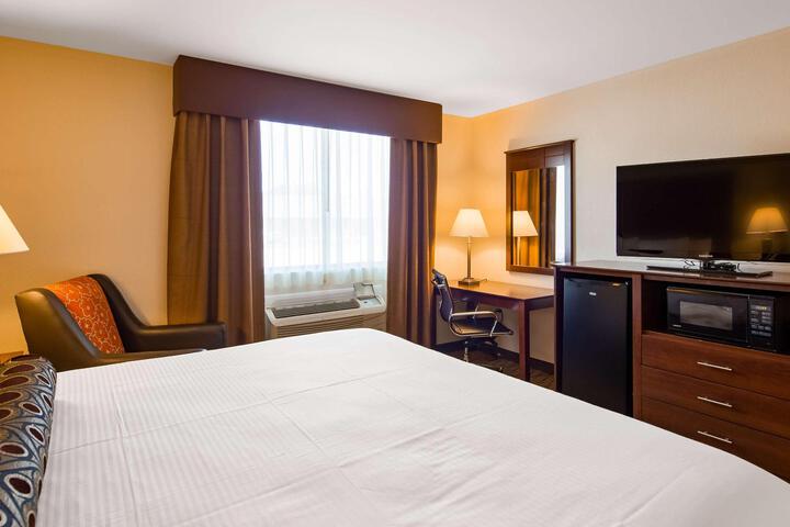 1 King Bed Microwave, Refrigerator WiFi Full Breakfast (17 of 18)