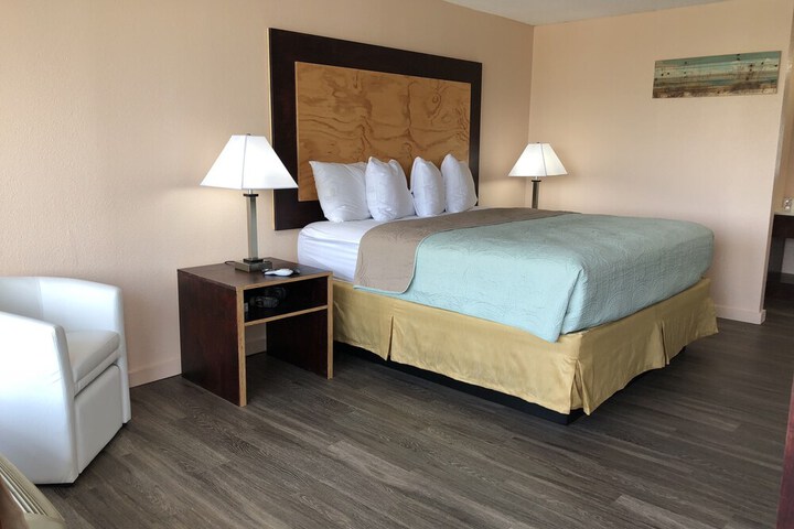 Room 6 of 18