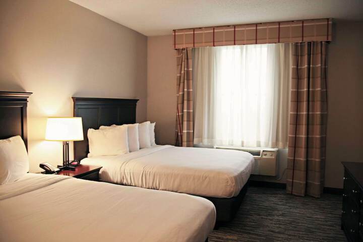 2 Queen Beds (7 of 10)