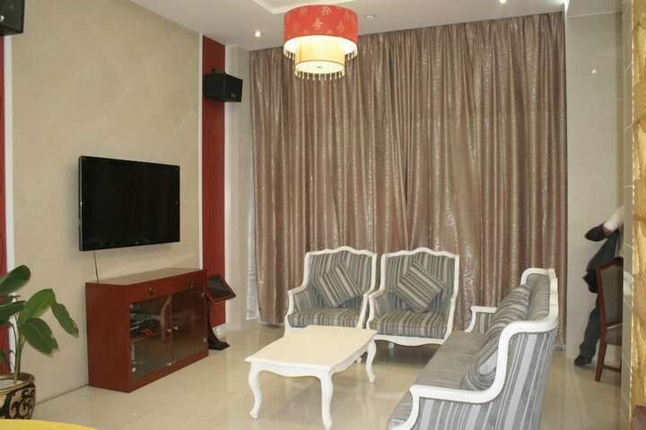 Room 6 of 19
