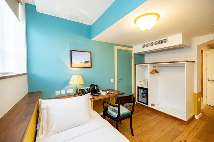 Room 83 of 171