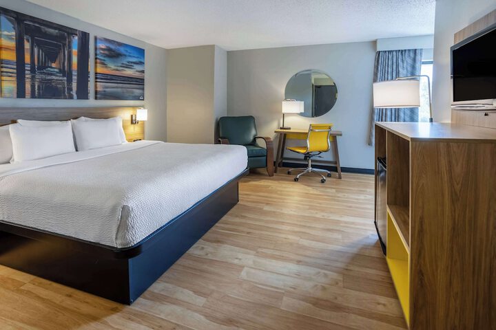 1 King Bed Deluxe Room (2 of 12)