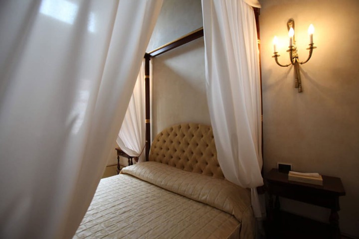 Room 5 of 90