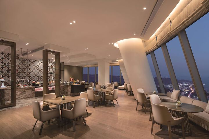 Lounge 92 of 99