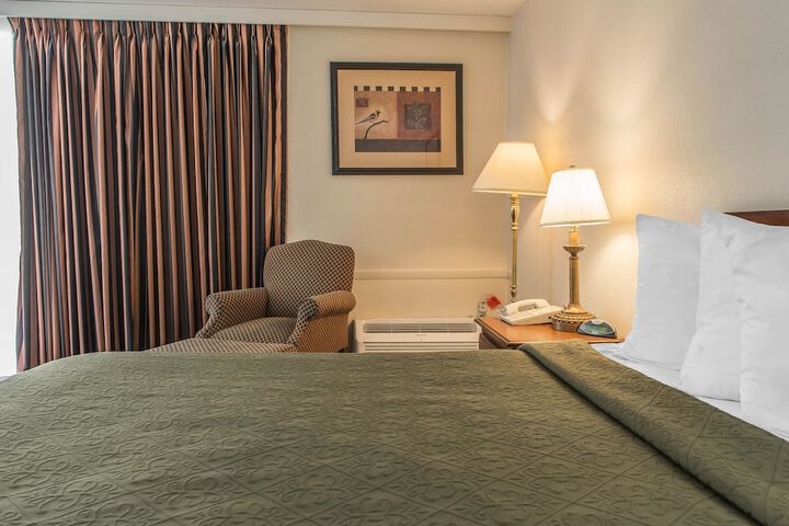 1 Queen Bed (4 of 17)