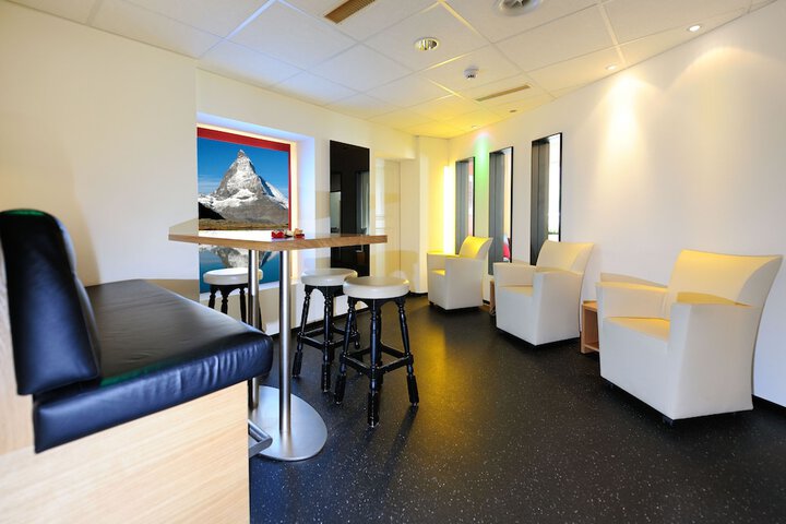 Lounge 46 of 49