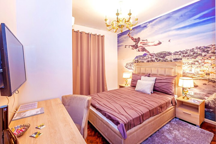 Room 6 of 28