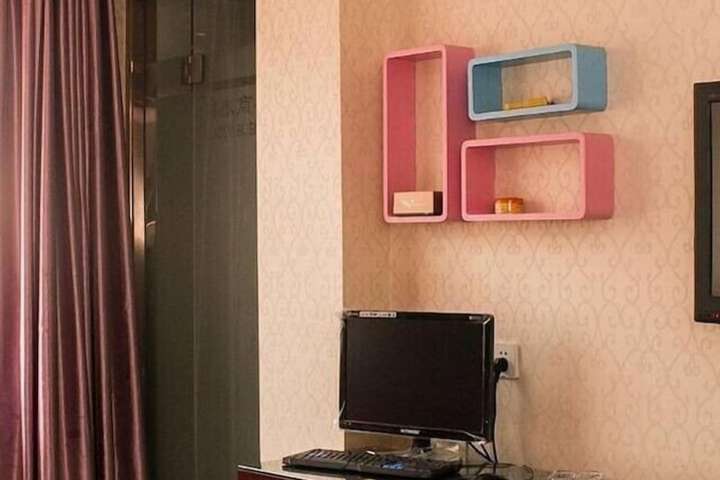 Room 9 of 16