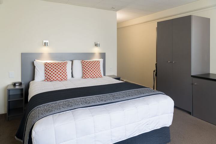 Room 12 of 33