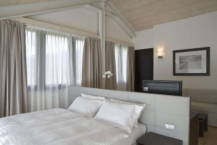 Room 6 of 38