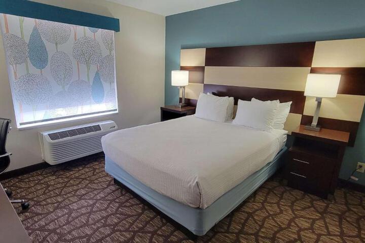 2 Queen Beds High Speed Internet Accessible Microwave and Refrigerator, Coffee Maker Iron and Ironing Board Hairdryer Full Breakfast (10 of 15)