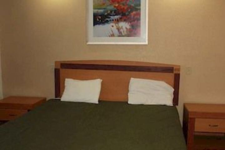 Room 6 of 17