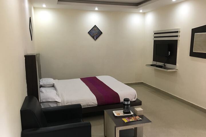 Room 6 of 8