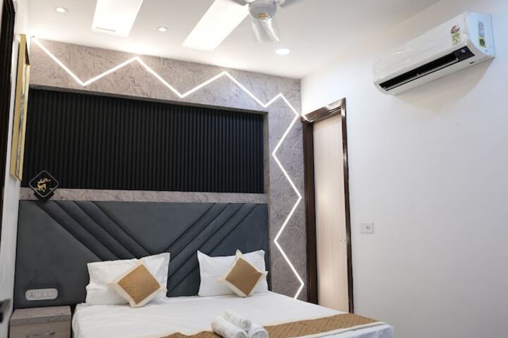 Room 9 of 16