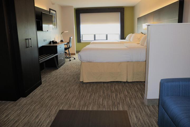 2 Queen Beds (4 of 12)