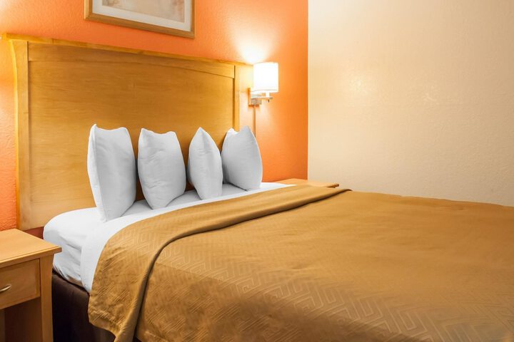 1 Queen Bed (8 of 14)