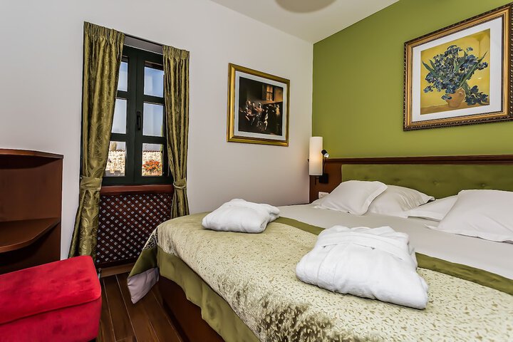 Room 5 of 120