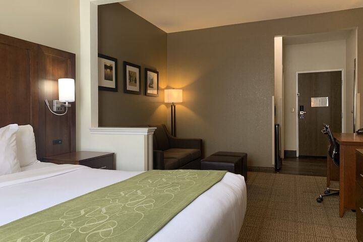 1 Queen Bed Suite Accessible (13 of 24)