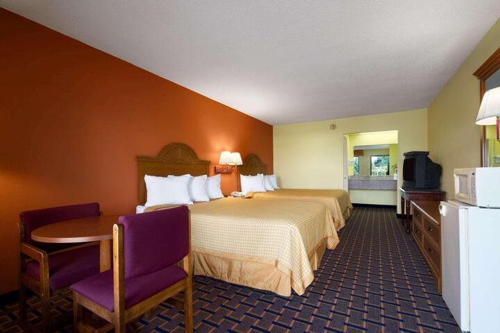2 Queen Beds (3 of 5)