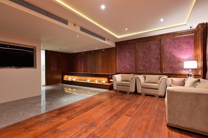 Lounge 37 of 45