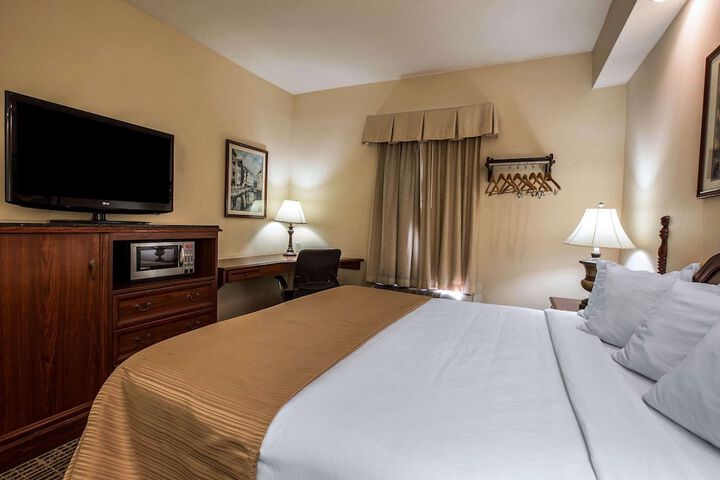 1 King Bed (3 of 11)