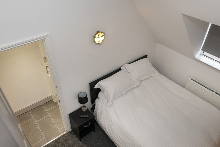 Room 6 of 25