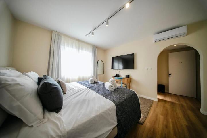 Room 26 of 102