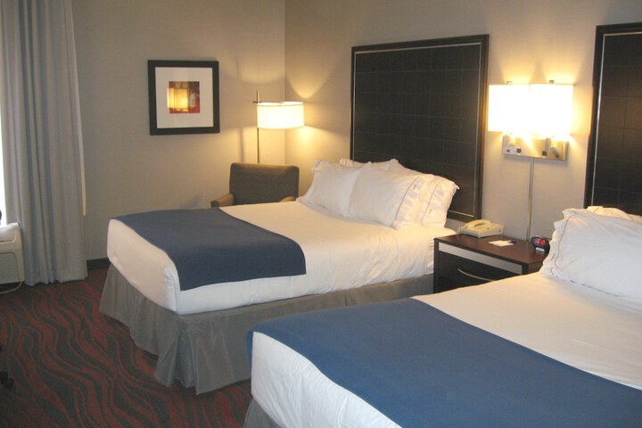 2 Queen Beds (3 of 4)