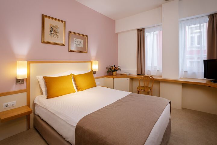 Room 2 of 10