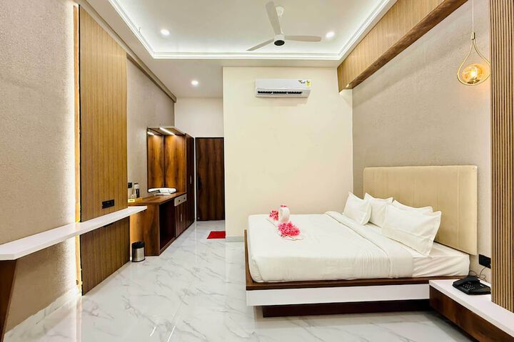 Room 30 of 176