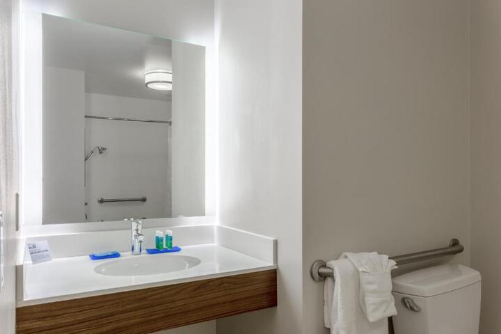 1 King Stndrd Comm Mobility Accessible Roll Shower (14 of 25)