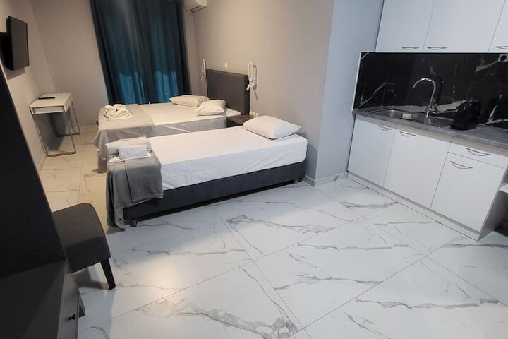 Room 10 of 28