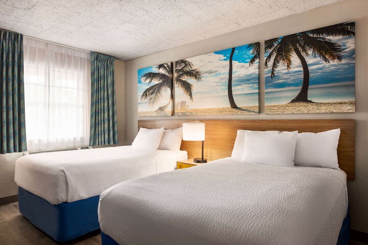 1 Queen Bed (10 of 11)