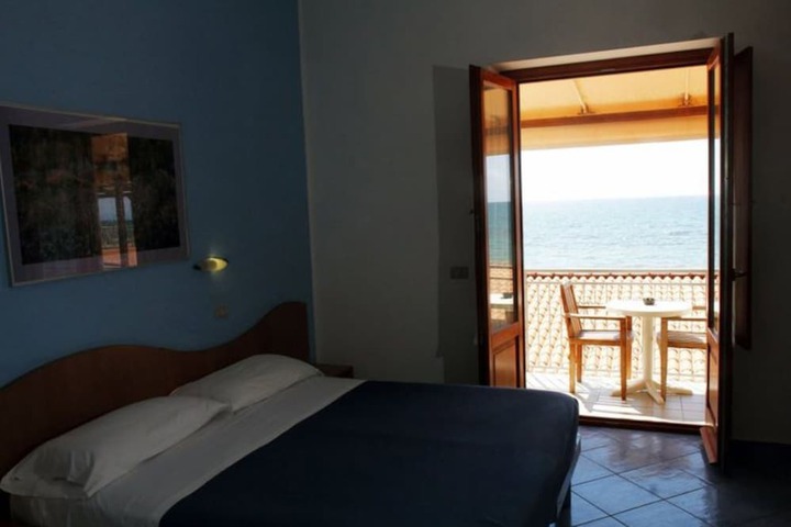 Room 13 of 37