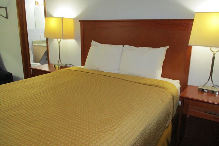1 Queen Bed (3 of 26)