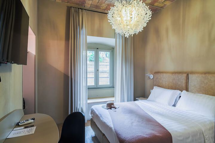 Room 26 of 163